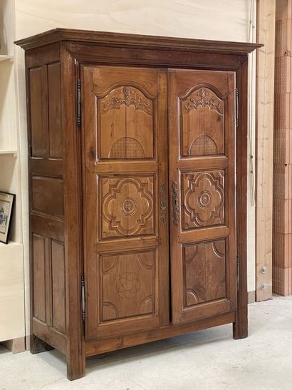Armoire rustique en noyer mouluré
XIX° siècle.
200...