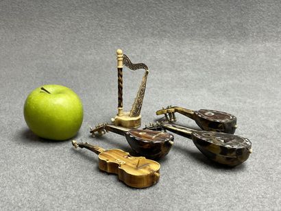 Collection de cinq instruments miniatures...