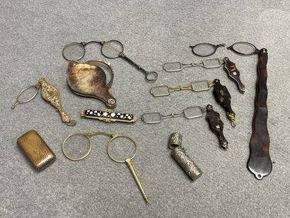 Objets de vitrine fin XIX°
Paires de lorgnons,...