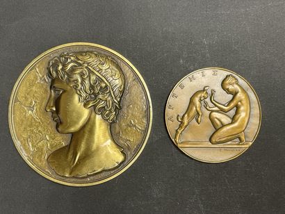 Deux Grandes médailles en bronze doré (dont...