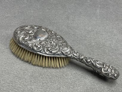 Brosse à cheveux. 
Argent Sterling embossé...