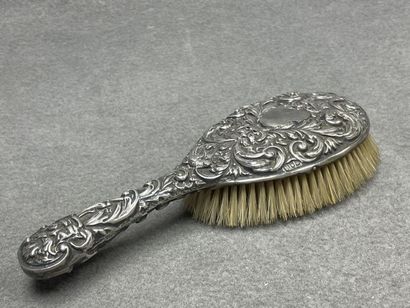 Brosse à cheveux. 
Argent Sterling embossé...