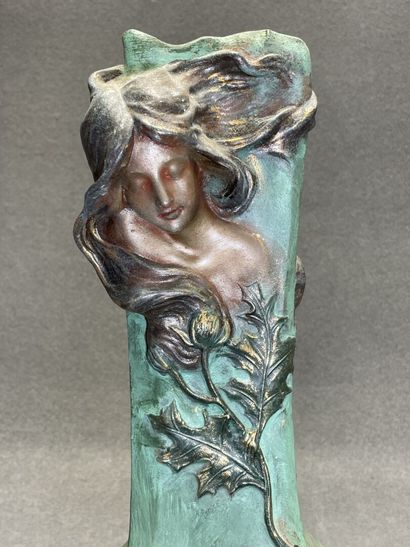 Grand vase en plâtre à décor de femme et...