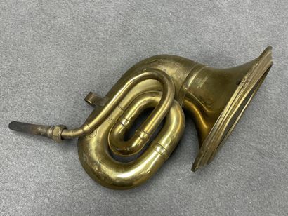 Ancien klaxon goliath. 
L. :40 cm. 
défo...