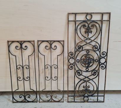 Trois garde-corps en fonte
 H:115,5 x 49,5...