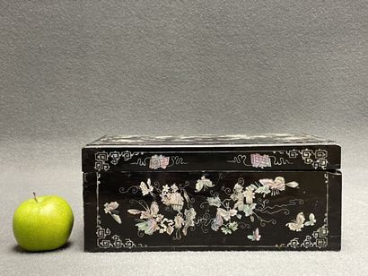 Coffret à décor de nacre. Chine fin XIX°...