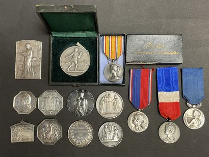 Ensemble de 14 Médailles en argent
2 plaques,...
