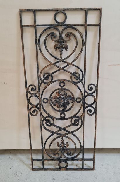 Trois garde-corps en fonte
 H:115,5 x 49,5...