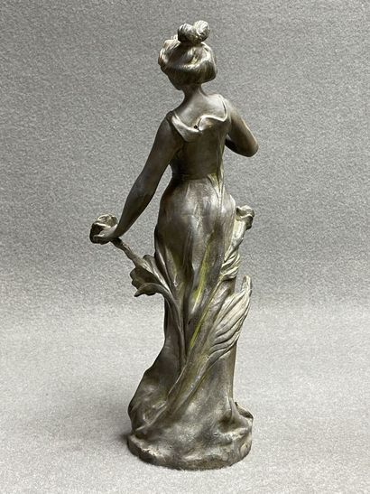 Vase en étain, signé J. Garnier. 
H. :38...