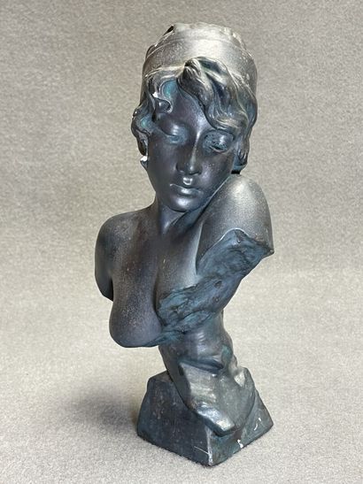 Grand vase en plâtre à décor de femme et...