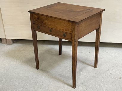 Petit bureau de change en noyer. 
XIX°
70...