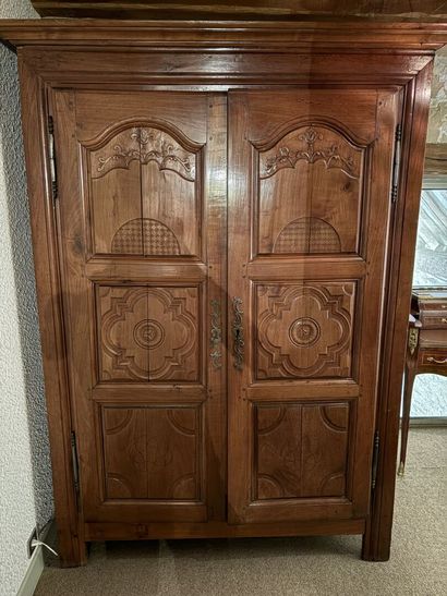 Armoire rustique en noyer mouluré
XIX° siècle.
200...