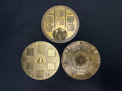 Lot de trois médailles de bureau en bronze...