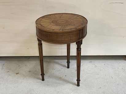 Guéridon marqueté tripode 
Travail Européen...