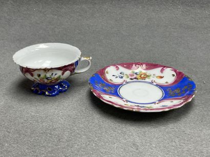 Tasse et soucoupe en porcelaine de Paris...