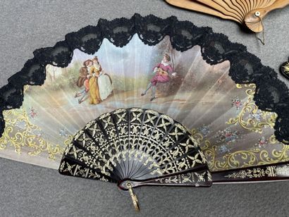 Trois éventails.
L. : 39 à 52 cm. 
Manque...