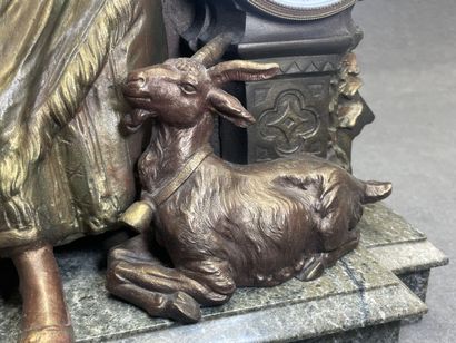 Pendule en régule sur socle en marbre fin...