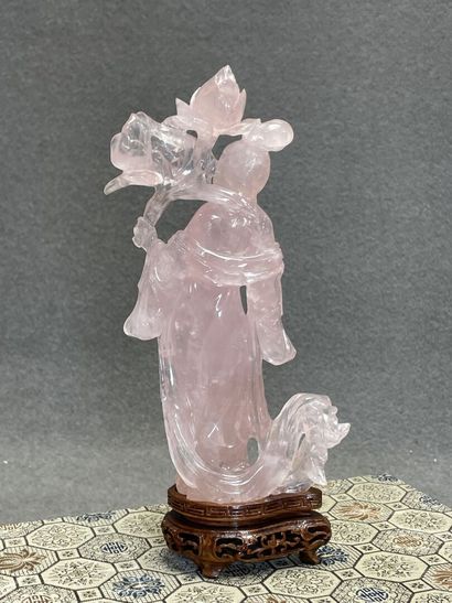 Sculpture en quartz rose: Divinité.
En coffret...