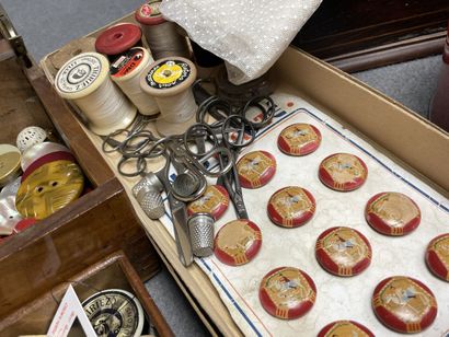 Lot de couture, boutons, dentelles...