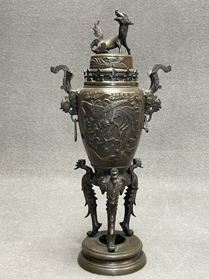 ASIE vers 1900:
Brule-parfum en bronze surmonté...