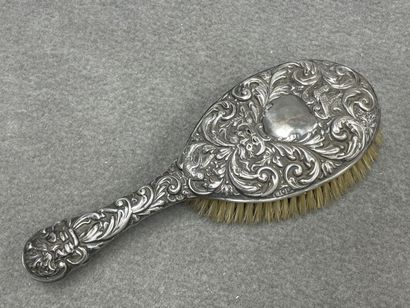 Brosse à cheveux. 
Argent Sterling embossé...