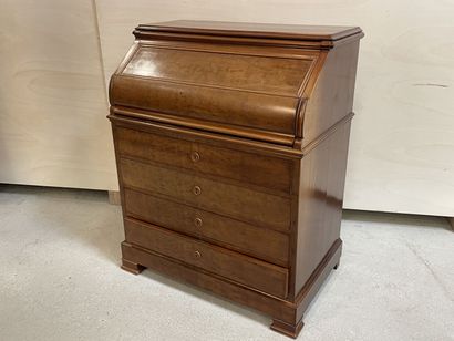 Commode chemin de fer en placage de noyer.
114...