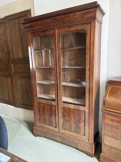 Vitrine Louis Philippe. 
210 x 120 x 40 cm....