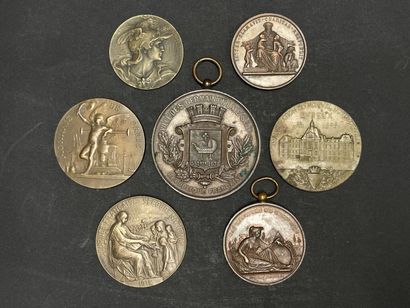 Lot de sept médailles françaises en bronze...