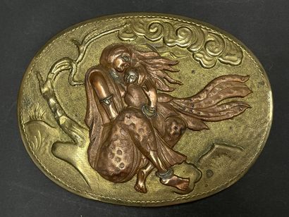 Mère et enfant. 
Bas-relief en laiton et...