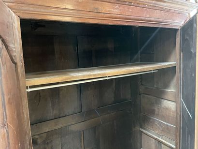 Armoire rustique en noyer mouluré
XIX° siècle.
200...