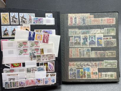 Collection de 12 albums de timbres oblitérés,...