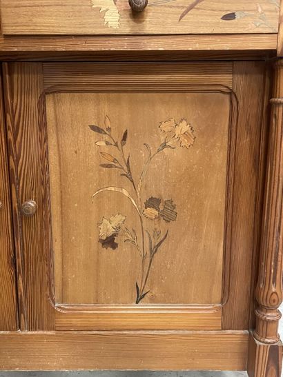Meuble de toilette marqueté 1900. 
97 x 100...
