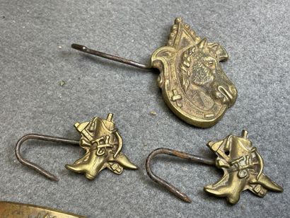 Trois crochets de tablier et deux boucles...