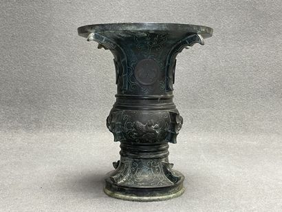 Asie vers 1900:
Vase en bronze de forme dite...