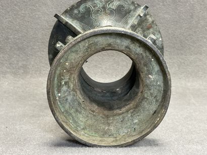 Asie vers 1900:
Vase en bronze de forme dite...