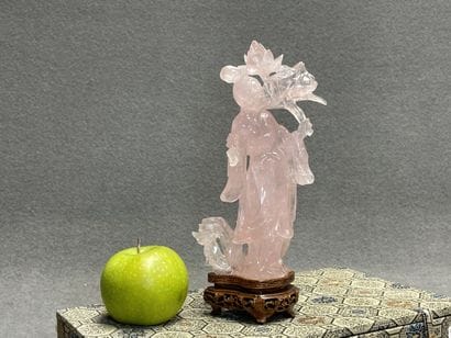 Sculpture en quartz rose: Divinité.
En coffret...
