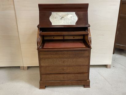 Commode chemin de fer en placage de noyer.
114...