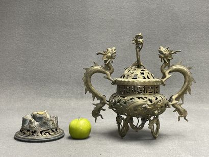 Brule-parfum en bronze à décor de dragons
H....