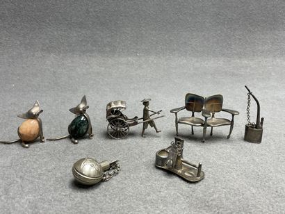 Lot d'objets de vitrine en métal argenté....