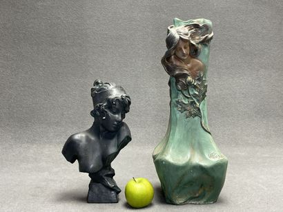 Grand vase en plâtre à décor de femme et...