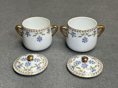 Deux crémiers en porcelaine de Limoges, décor...