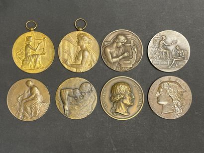 Ensemble de 8 Médailles en bronze
2 pendentifs,...