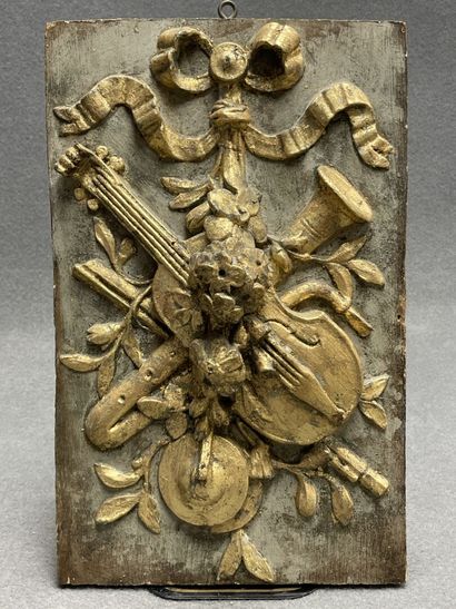 Panneau en bois sculpté à décor de carquois...