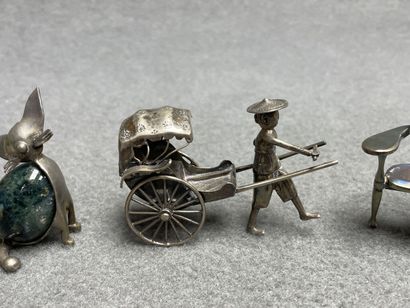Lot d'objets de vitrine en métal argenté....
