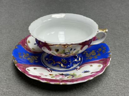 Tasse et soucoupe en porcelaine de Paris...