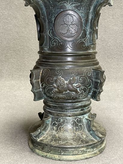 Asie vers 1900:
Vase en bronze de forme dite...