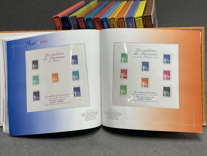 La Poste. 
Le livres des timbres. Avec timbres
Treize...