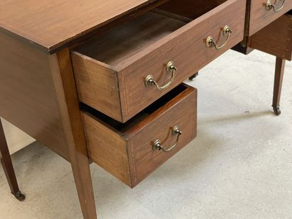 Bureau anglais
82 x 115 x 53 cm.