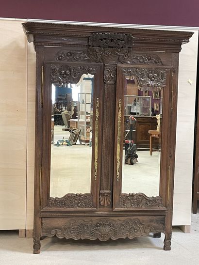 Armoire normande XIX° , deux portes ornées...