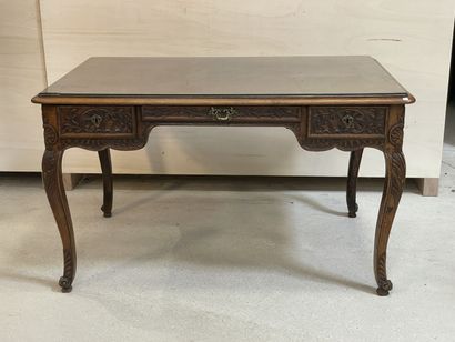 Bureau plat rn chêne sculpté
style Louis...